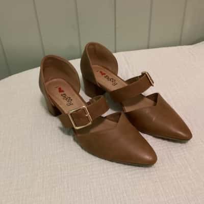 I Love Billy Womens  Size 7 Beige sandal