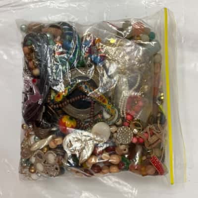 1kg bag of costume jewellery/ beads for crafting (A)