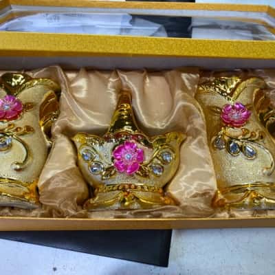 Decorative flower vases x3 with gold tone 