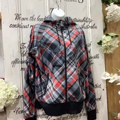 Nike/ Nike Sportswear Brand! LIGHTWEIGHT FULL ZIPPER CROPPED LONGSLEEVE HOODIE JACKET! NWOT! STRIKING PLAID PATTERNED HOODIE! Womens  Size M Hoodie Black  / Grey / Pattern / Red / Striped 
