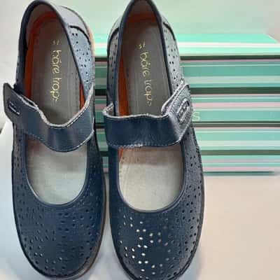 Bare Traps Women’s Navy Shoes “Brenda” Size 37