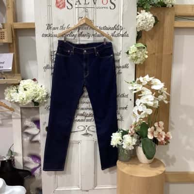 LEVI STRAUSS & CO. BRAND! Mens  Size 38 Straight Leg Jeans Blue! THE PERFECT DARK BLUE STRAIGHT LEG JEANS! FEATURING ORANGE STITCHING ALL OVER! 
