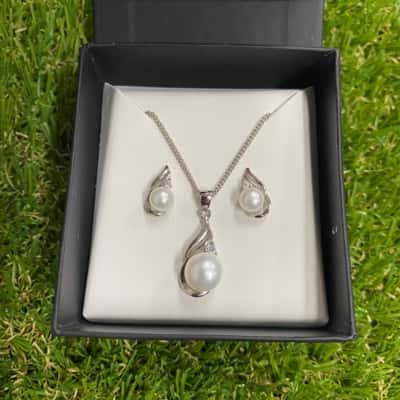  Womens Hoskins 925 Silver and Pearl Necklace and Earring Set in Box