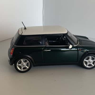 Maisto Special Edition Mini Cooper Diecast Model, 1:18 Scale