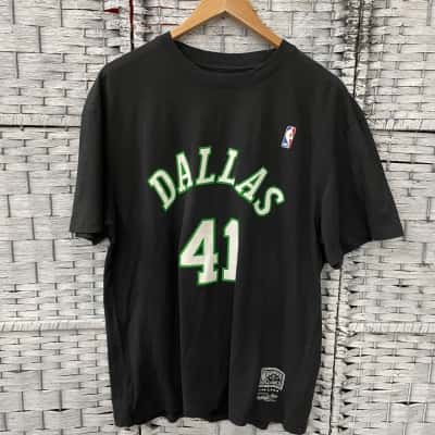Mitchell & Ness Mens Dallas 41 Nowitzki  Size L Short Sleeve T-shirt Black  