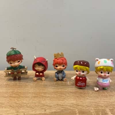 Assorted Popmart figures (some accessories missing)