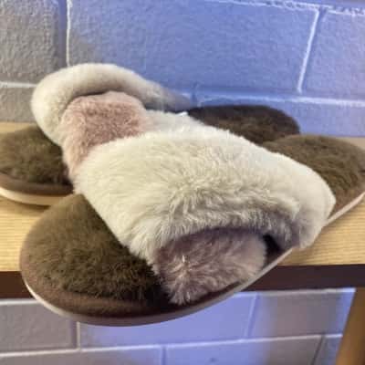 Morgan’s and Finch Womens Slippers Size 5 / 7  