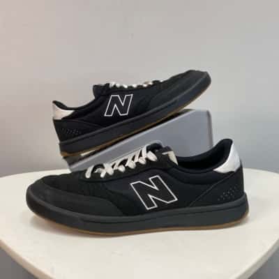 New Balance Mens  Size 8 (Women’s 9.5)Sneakers / Trainers Black  / White 