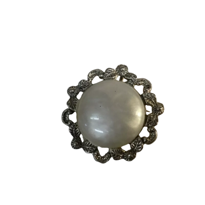  Women’s vintage 1960’s Faux Mother Of Pearl Pendant Brooch Approx 4cm dia 