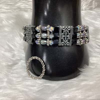  Womens Beaded Bracelet / Ring Black  / Other / Silver 