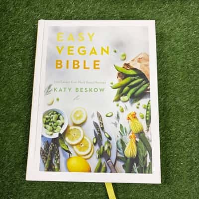 Easy Vegan Bible: 200 Easiest Ever Plant-Based Recipes by Katy Beskow