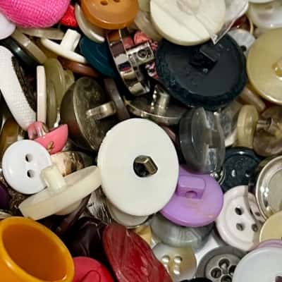 Large Assortment of buttons-3.5kg