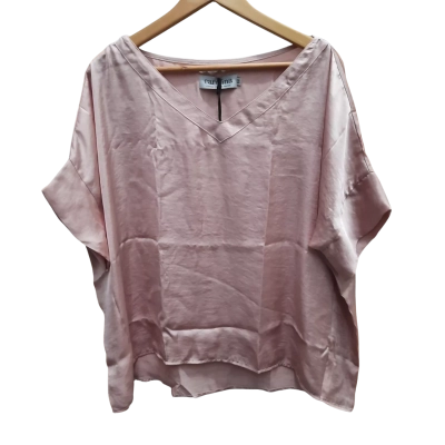 New With Tags CAROLINA Lifestyle 'Bianca' Short Sleeve V - Neck Relaxed Fit Top 'Blush' Colour in Size S/M