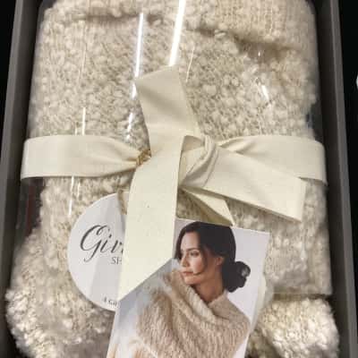  Giving shawl Womens  cream 