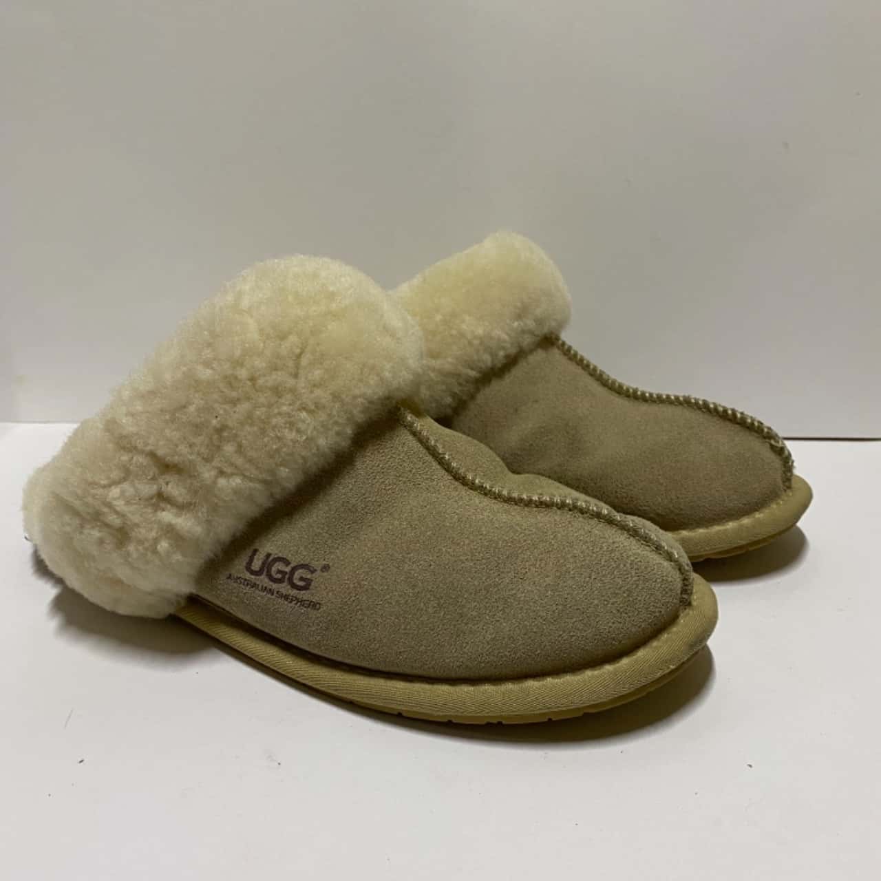UGG Unisex Size 40 Brown Scuffete Slippers