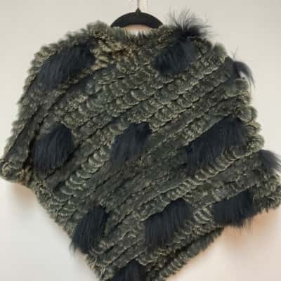  Womens  Size M Fur poncho Beige / Black  