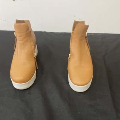  Womens  Size 37 Platforms Beige / Brown / White 