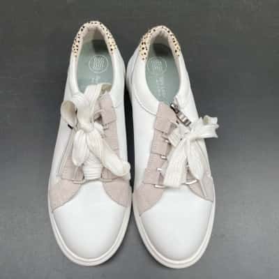  Women’s  Size 41 Sneakers with wide style laces 