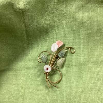  Vintage Womens shell Brooch 