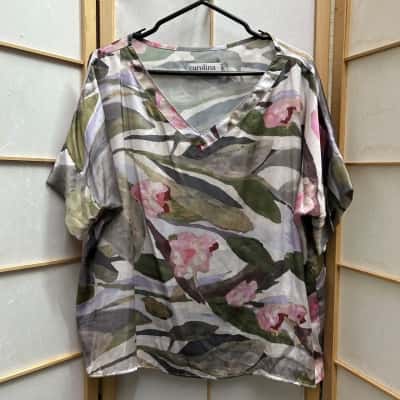 New without tags CAROLINA Women’s  Size M / S Oil Paint Floral Short Sleeve Top / V-Neck Top Brown / Green / Pink  / White 