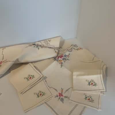 Hand Embroidered Cream Tea Cloth & 4 Napkins