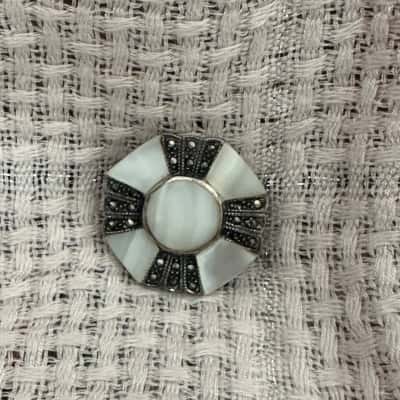  Womens Brooch - Sterling Silver with Mother of Pearl (B7F)