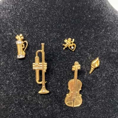Collection of 5 gold toned brooches/pins