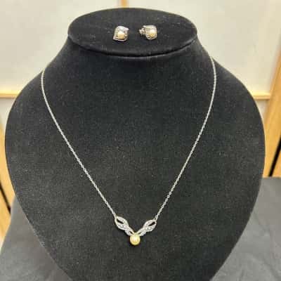 Vintage Avon Women's 1985 'Romantic Ensemble' Necklace and Earrings Silver / White 