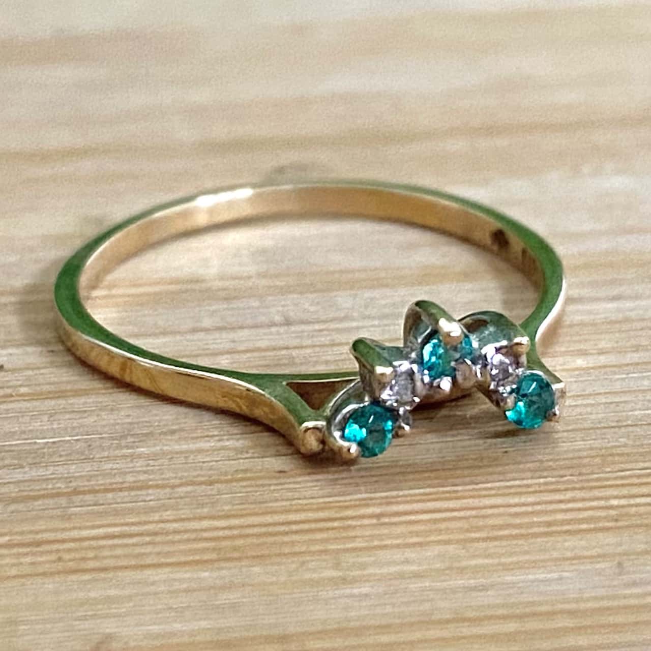Green Diamanté 9ct Gold Ring (Stamped 375)