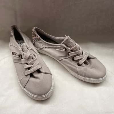  Women’s Blowfish Malibu Canvas Grey Sneakers Size 9 