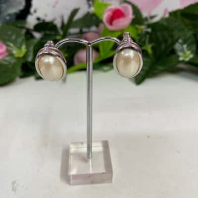 Womens Pearl Studs 