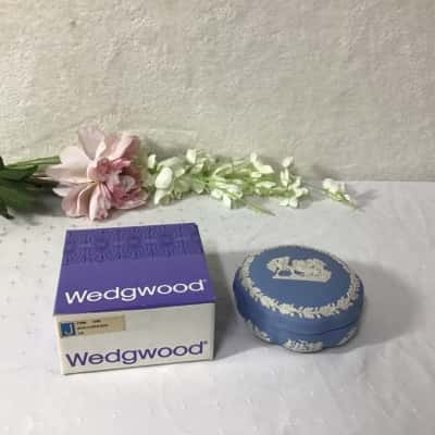 Vintage Wedgwood Jasperware Blue / White Pattern Scalloped Edge Lidded Trinket Box (boxed)
