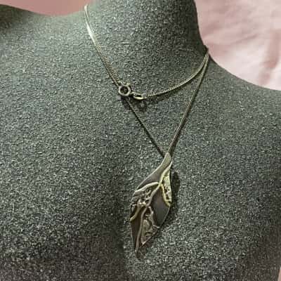 925 SILVER PENDANT WITH A SMALL INLAY OF 9K GOLD ON LEAF DESIGN 