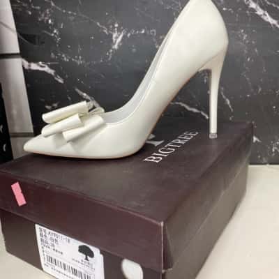 Big Tree Size 38 White heels new 