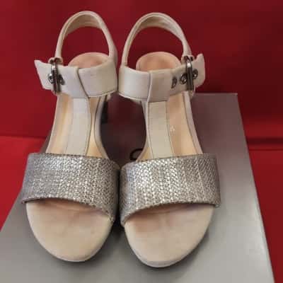 Gabor size 5.5 champagne and metallic colour suede finish versatile Comfort sandal