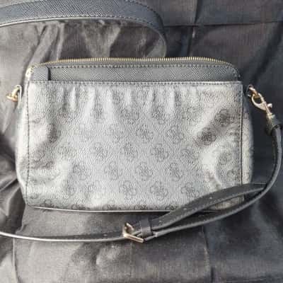 Cross body black bag. 