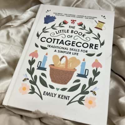 The little book of Cottagecore Emily Kent