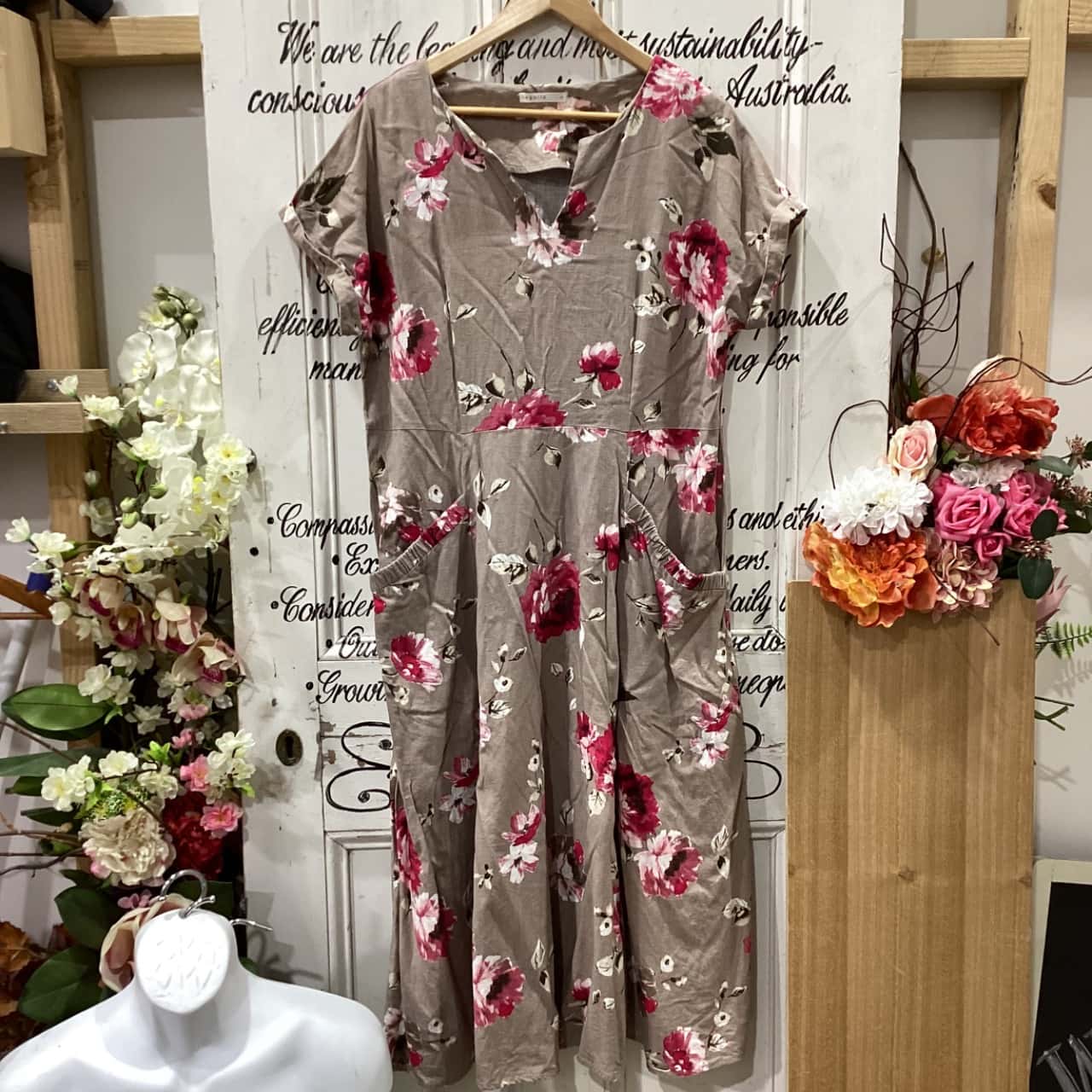 Regatta Brand! 55% LINEN BLEND FLORAL MAXI ELASTICATED POCKETS! Womens Size 12 Maxi Dress / Short Sleeve Dress Brown / Floral / Pattern (s) - Used As New | Salvos Stores Regatta Brand! 55% LINEN BLEND FLORAL MAXI ELASTICATED POCKETS! Womens Size 12 Maxi Dress / Short Sleeve Dress Brown / Floral / Pattern (s) - Used As New | Salvos Stores