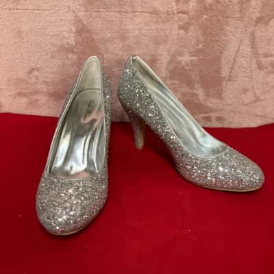  Women's Heels Size 39 / 6 Belle Beaux Silver Glitter 