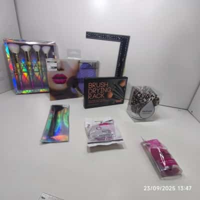 Womens 7pcs Beauty and Makeup Brush Set PreOwned As New 