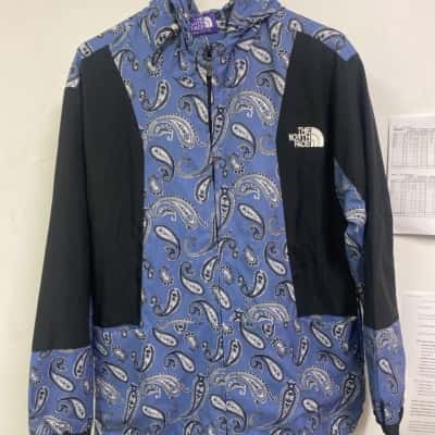 The North Face Womens  Size L Hooded Jacket Black  / Blue / Pattern 