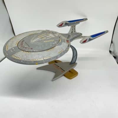 Vintage 1997 Ertl USS Enterprise 1/400 Scale Model