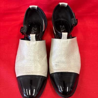  Women's Zola Two Tone Cap Toe   Size 40 Flats 