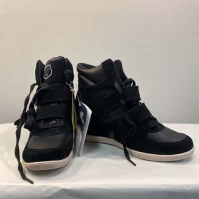 Skechers Unisex  Size 7 Sneakers Black  / White 