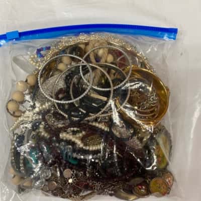 1kg bag of costume jewellery/Beading for crafting (A)