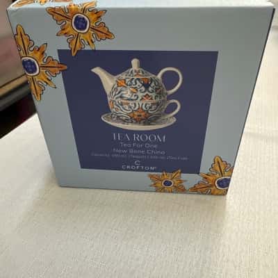 Crofton Tea For One gift set, teapot and teacup made of New Bone China. Intricate blue, orange, and white Mediterranean-style floral pattern(B23)