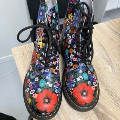 Dr Martens Womens  Size 5 Boots Black  / Floral 