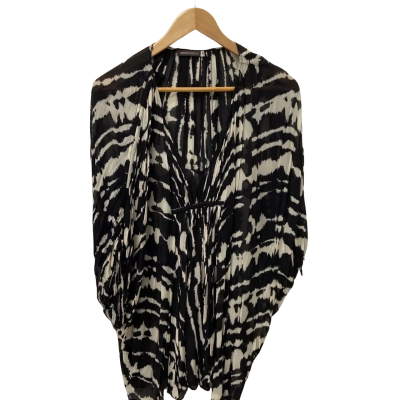  Brown Sugar Womens  Size M/L  V-Neck Top Black / Cream 