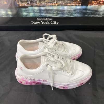 Skechers Womens  Size 10 Sneakers White 