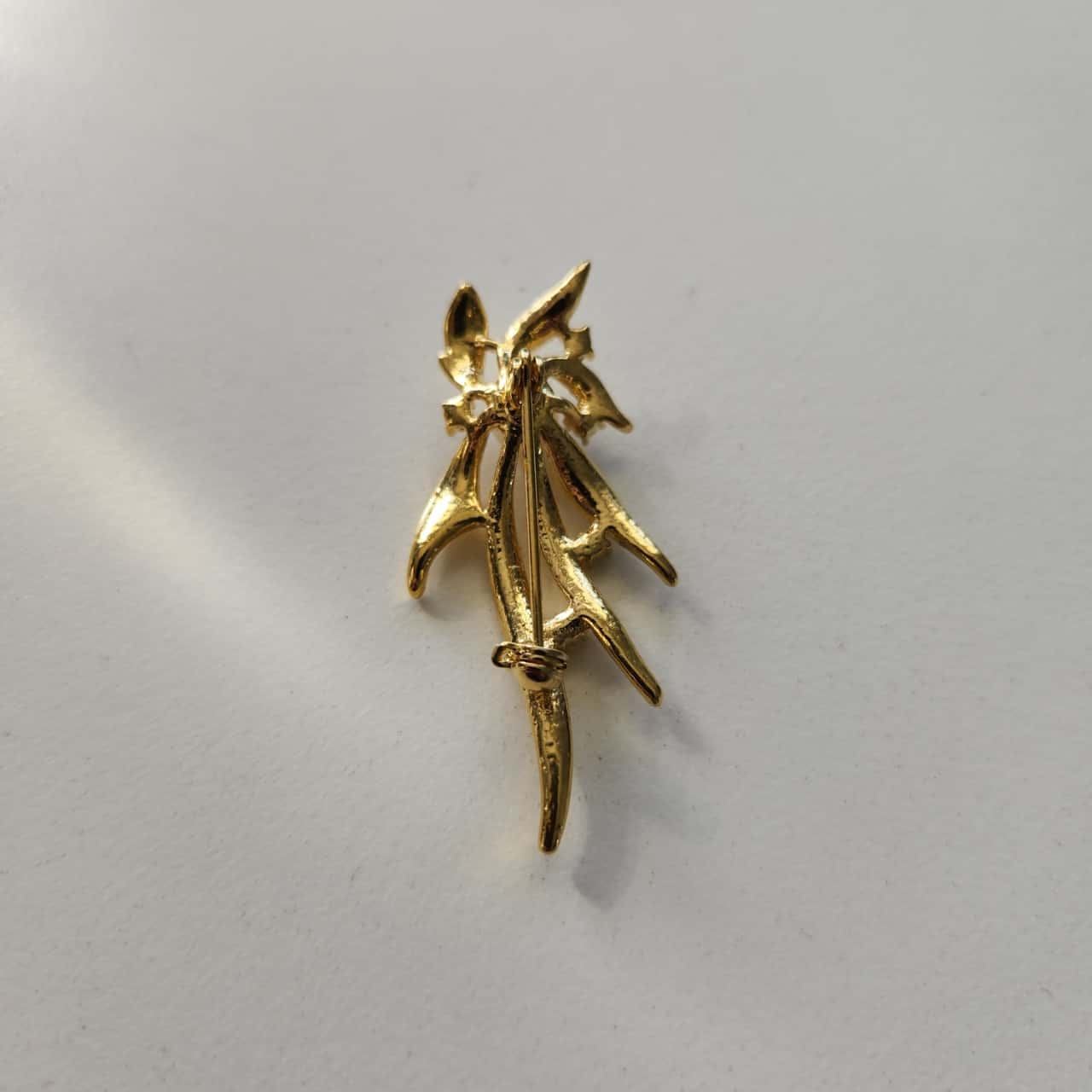 Costume jewellery gold brooch with crystals and a pearl